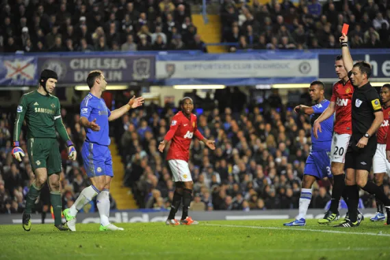 Manchester United Edge Past Chelsea in Premier League Thriller